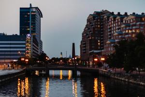 einen Fluss in einer Stadt mit hohen Gebäuden und einer Brücke in der Unterkunft Baltimore Marriott Waterfront in Baltimore