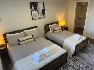 duas camas num quarto de hotel com toalhas em Comfy Getaway by DC,Metro,Airport em Arlington