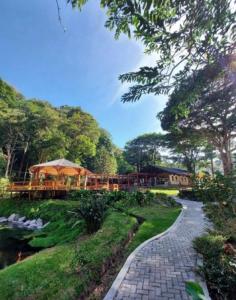 einen Garten mit einem Pavillon und einem Steinweg in der Unterkunft tierras altas casa grande in Bambito