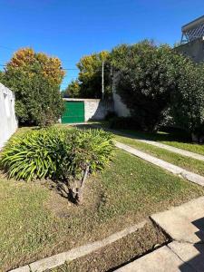 タンディルにあるCasa con piletaの家の隣の庭にある小さな茂み +5枚の写真