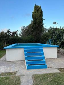 タンディルにあるCasa con piletaの青と白のベンチ(青の階段付)