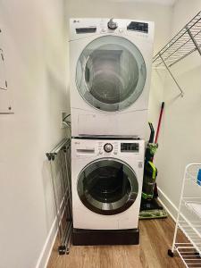 uma máquina de lavar e secar roupa branca num quarto em Comfy Getaway by DC,Metro,Airport em Arlington