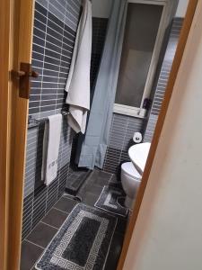 a small bathroom with a toilet and a window at Charme in Aci Castello in Aci Castello