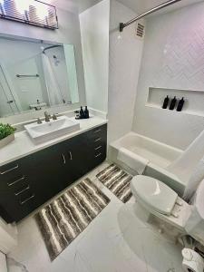 y baño con lavabo, aseo y bañera. en Comfy Getaway by DC,Metro,Airport en Arlington