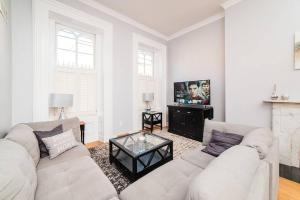 uma sala de estar branca com um sofá e uma televisão em Outdoor Space - Parking - 1st Floor - Walkable em Pittsburgh