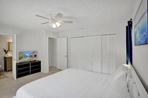 Ένα ή περισσότερα κρεβάτια σε δωμάτιο στο Pool Game Room 3Bd Delray Beach Home 10 guests
