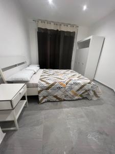 een slaapkamer met een bed en een zwart gordijn bij CÔTÉ D’AZUR TOULON in Toulon