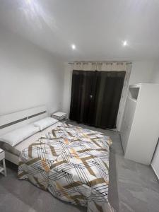 1 dormitorio con 1 cama en una habitación blanca en CÔTÉ D’AZUR TOULON en Toulon