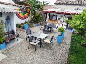 un patio con mesas y sillas en Villa Chie-Plaza Principal, en Villa de Leyva