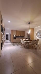 a dining room and kitchen with a table and chairs at Habitación privada 2 Cali in Cali