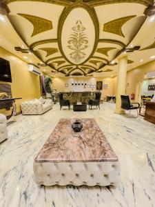 un vestíbulo con un gran suelo de mármol y una mesa en Comfort Inn Al Taawon - Family Only, en Riad