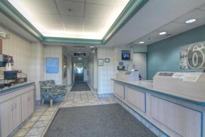 une salle d'attente avec comptoir dans un hôpital dans l'établissement Motel 6-Menomonie, WI, à Menomonie