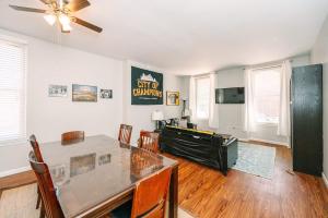 ピッツバーグにあるPittsburgh's Sports Suite- FREE driveway Parkingのテーブルとソファのあるリビングルーム +21枚の写真