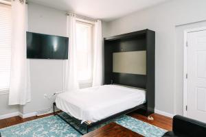 1 dormitorio con 1 cama con cabecero negro en Pittsburgh's Sports Suite- FREE driveway Parking en Pittsburgh