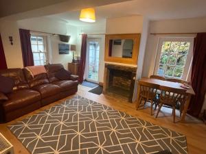 een woonkamer met een bank en een tafel bij Robinsons Cottage, central and quiet in Cockermouth