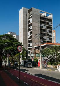 una calle con un edificio y una señal de límite de velocidad en Huma Klabin, en São Paulo