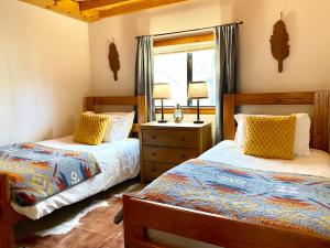 1 dormitorio con 2 camas y ventana en White Mountain Escape - Ski Attitash, en Bartlett