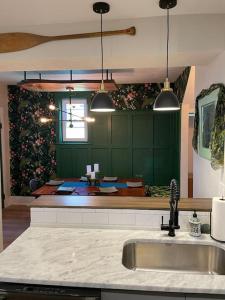 Gambar di galeri bagi Sophisticated Elegance in Pghs Most Scenic Locale di Pittsburgh