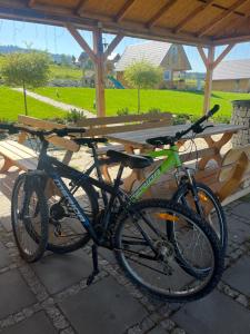 una bicicleta estacionada junto a una mesa de picnic en JAFERÓWKA Domki w górach, en Żywiec