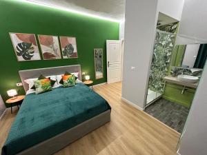 1 dormitorio verde con 1 cama y baño en Vomero Suite b&b Napoli en Nápoles