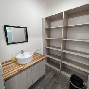 baño con lavabo, espejo y estanterías en Chalet full equipado - La Arenosa 