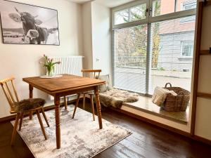 a dining room with a table and a window at BERGLIEBE - Wunderschöne Wohnung in Kempten - Stadtmitte in Kempten