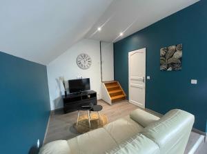 TV a/nebo společenská místnost v ubytování Appartement Amiens-Camon