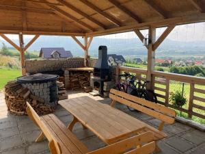 une terrasse avec une table de pique-nique et une cuisinière dans l'établissement JAFERÓWKA Domki w górach, à Żywiec