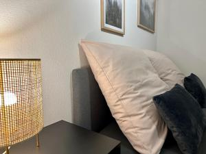 un sofá con una almohada junto a una mesa en Wunderschöne Wohnung in Kempten - Stadtmitte, en Kempten