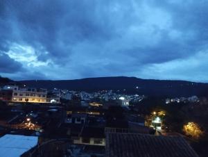 a view of a city at night at COMODO APARTAMENTO AMOBLADO con piscina fuera del alojamiento a 1 K m in San Gil