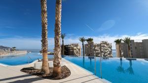 A piscina localizada em SUNSET CLIFFS sea view apartments ou nos arredores