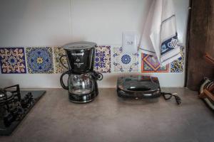 a blender sitting on a counter in a kitchen at Chalé Sol da Montanha em Termas do Gravatal - SC in Gravatal