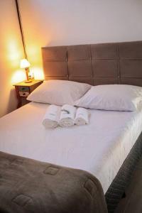 a bedroom with a bed with two towels on it at Chalé Sol da Montanha em Termas do Gravatal - SC in Gravatal