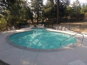 a large swimming pool with a poolvisorvisor at Alhatti Christian Resort in Idyllwild