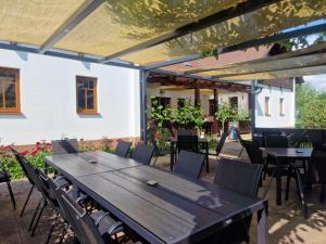 un patio al aire libre con mesa de madera y sillas en Pri štorklji en Moravske-Toplice