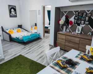 una habitación con una cama, una mesa y sillas en Comfortable Apartment University Square, en Bucarest 62 fotos más