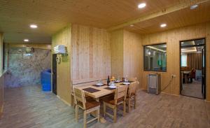 uma sala de jantar com uma mesa de madeira e cadeiras em MYLAND HOTEL em Tsaghkadzor