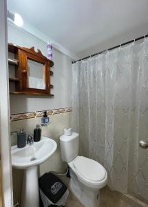 a bathroom with a toilet and a sink at Apartamento excepcional con excelente ubicación in Bello