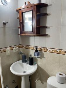 a bathroom with a sink and a mirror and a toilet at Apartamento excepcional con excelente ubicación in Bello