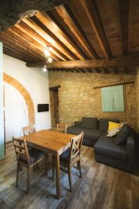ein Wohnzimmer mit einem Holztisch und einem Sofa in der Unterkunft Agriturismo Fonte Belvedere in Collesalvetti