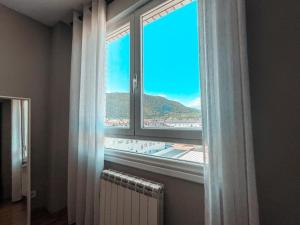 ventana en una habitación con vistas en Apartamento Cemba Ponferrada, en Ponferrada