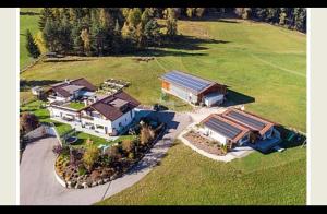 eine Luftansicht eines großen Hauses auf einem Feld in der Unterkunft SUNNLEITN HOF in Deutschnofen
