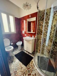 een badkamer met een douche, een toilet en een wastafel bij LA CASA DI NONNA GIOVANNA in Fiumedinisi