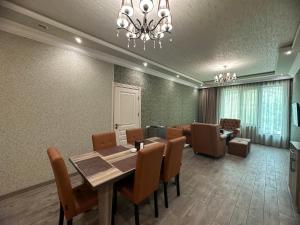 uma sala de jantar com mesa e cadeiras em MYLAND HOTEL em Tsaghkadzor
