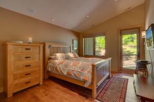 una camera con letto, cassettiera e finestre di Fairway Favorite - Walk to Tahoe City Shops, Dining & Lake - Pet Friendly a Tahoe City