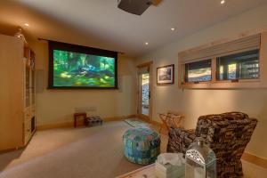 un soggiorno con TV a schermo piatto a parete di Fairway Favorite - Walk to Tahoe City Shops, Dining & Lake - Pet Friendly a Tahoe City