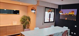 a meeting room with a white table and chairs at Centro Catedral Carrera 27, 1 plaza de aparcamiento y NETFLIX gratis in Jaén