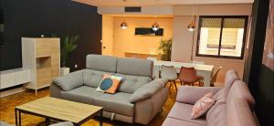 a living room with a couch and a table at Centro Catedral Carrera 27, 1 plaza de aparcamiento y NETFLIX gratis in Jaén