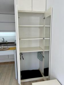 un armario con estanterías blancas en una habitación en Apartamento en POCITOS vista al mar, en Montevideo