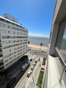 vistas a un edificio y a un aparcamiento con playa en Apartamento en POCITOS vista al mar en Montevideo